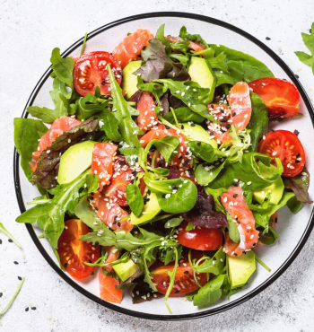 Salată fresh cu semințe de cânepă și avocado