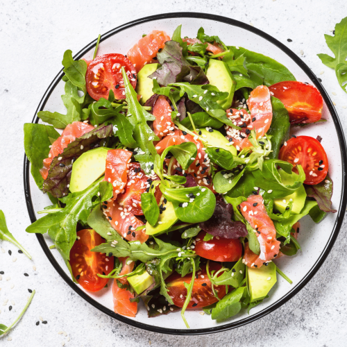 Salată fresh cu semințe de cânepă și avocado