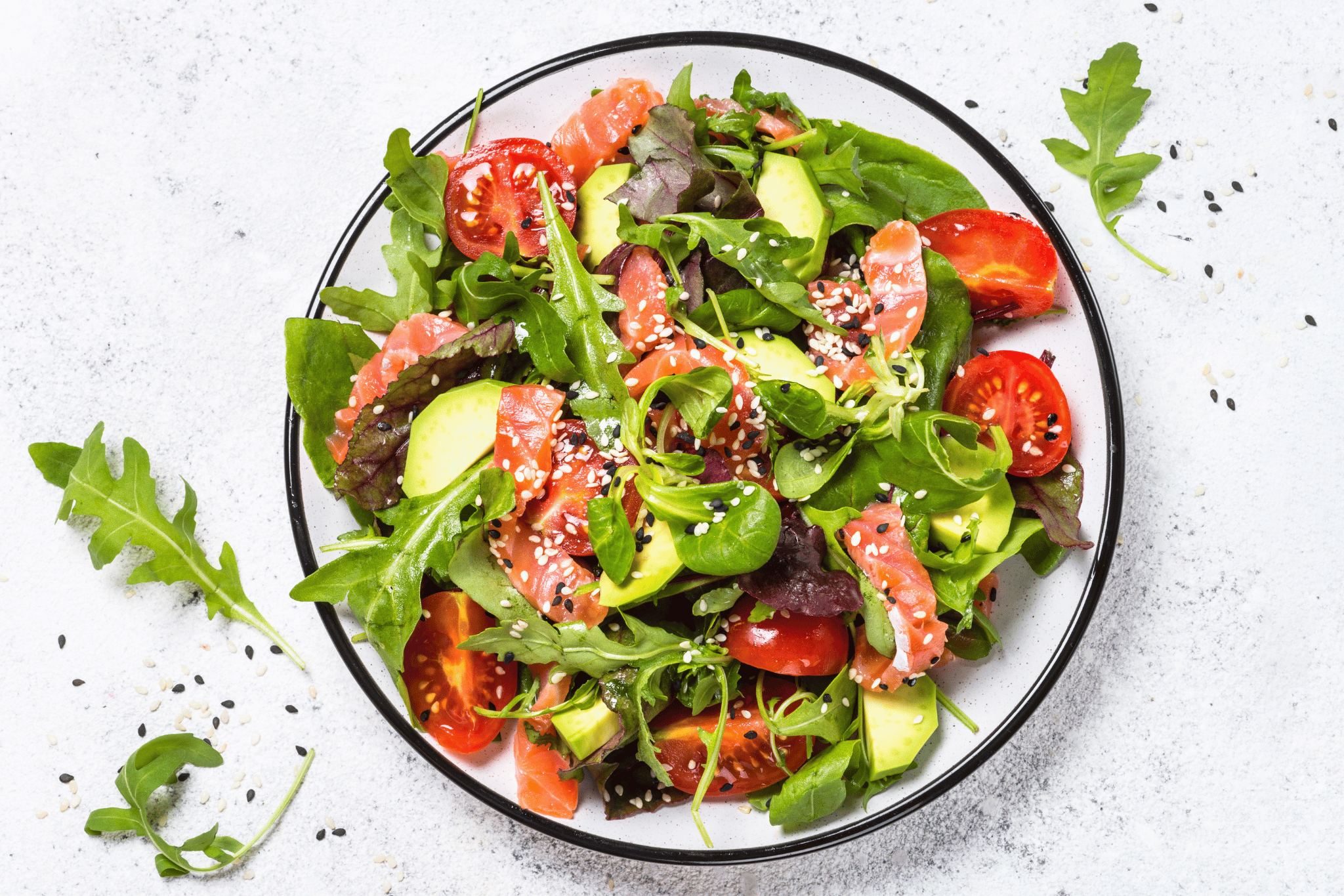 Salată fresh cu semințe de cânepă și avocado