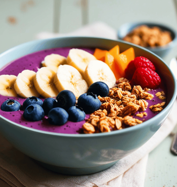 Smoothie bowl proteic cu cânepă și fructe de pădure